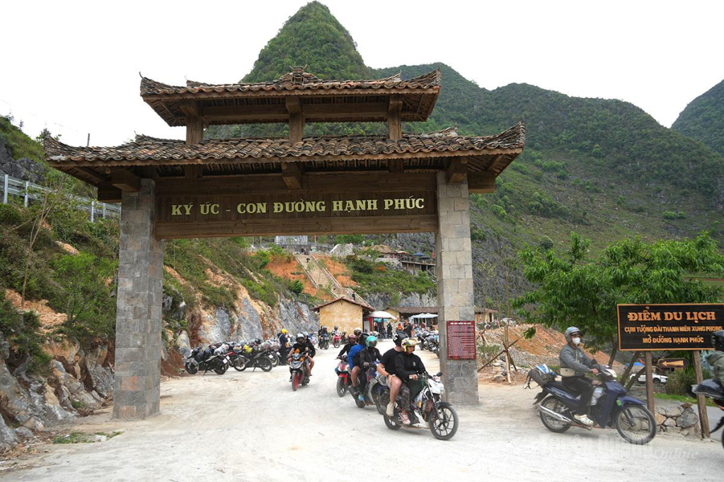 Trên con đường Hạng Phúc đã hình thành nhiều điểm rừng chân lý tưởng, để khách du lịch trải nghiệm, ngắm cảnh.