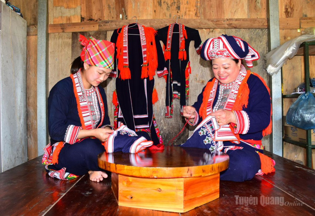 Phụ nữ người  Dao Đỏ  thôn Tân Phong, xã  Hồ Thầu giữ gìn   nghề thêu trang phục  của dân tộc.