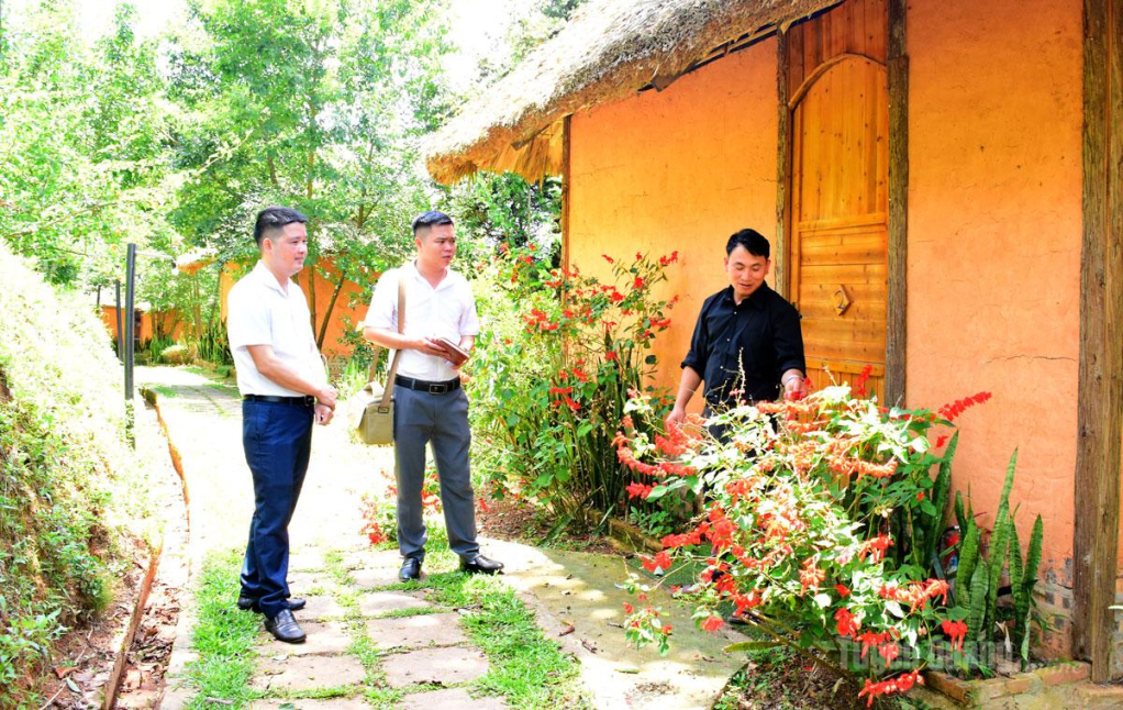 Anh Triệu Tài Sếnh (đứng đầu tiên bên tay phải) chủ Homestay  Hồ Thầu Eco-village giới thiệu những căn bungalow với du khách.