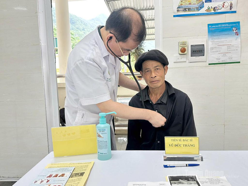 Tiến sĩ, bác sĩ Vũ Đức Thắng, Giám đốc Trung tâm Tim mạch, Bệnh viện Quân y 103 thăm khám, tư vấn sức khỏe tim mạch cho người dân xã biên giới Nghĩa Thuận.