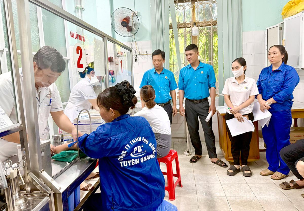 Lãnh đạo Liên đoàn Lao động tỉnh theo dõi công tác khám sức khỏe cho người lao động.