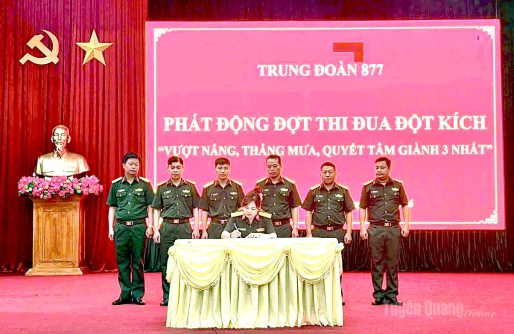 Ký kết giao ước thi đua cao điểm tại lễ phát động.