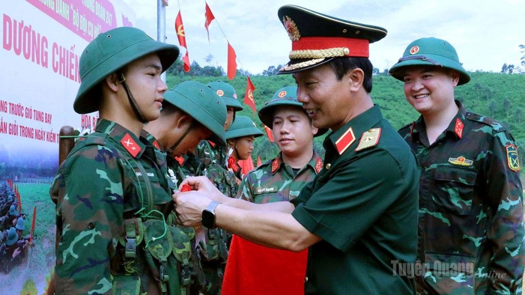 Thiếu tướng Trần Văn Bắc, Ủy viên Trung ương Đảng, Tư lệnh Quân khu trao “Hoa bắn giỏi” cho các chiến sĩ mới Trung đoàn 247.