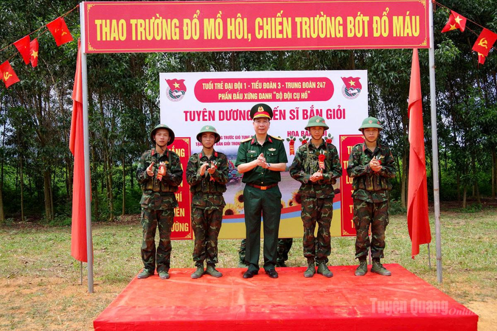 Đại tá Nguyễn Hoài Nam, Chính ủy Bộ CHQS tỉnh tặng Hoa bắn giỏi cho chiến sĩ mới.