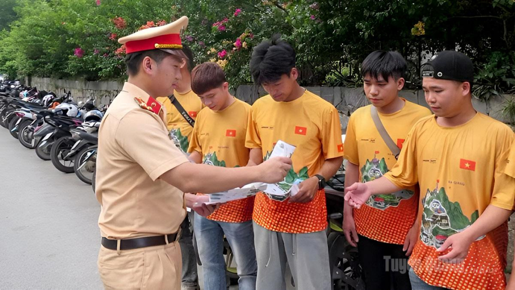 Cán bộ Phòng Cảnh sát Giao thông tỉnh Tuyên Quang tuyên truyền kỹ năng lái xe an toàn tại Công ty lữ hành Jasmine Tours Hà Giang.