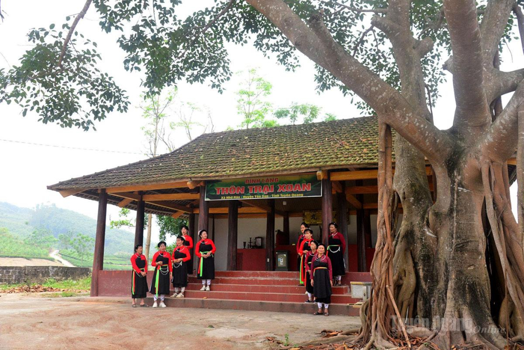 Những làn điệu Sình ca vang lên tại Đình làng Trại Xoan không chỉ góp phần gìn giữ bản sắc văn hóa dân tộc Cao Lan mà còn trở thành điểm nhấn thu hút du khách.