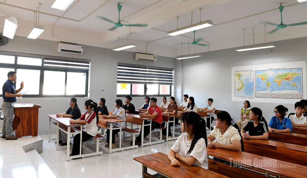 Giám thị phổ biến quy chế thi cho các thí sinh.