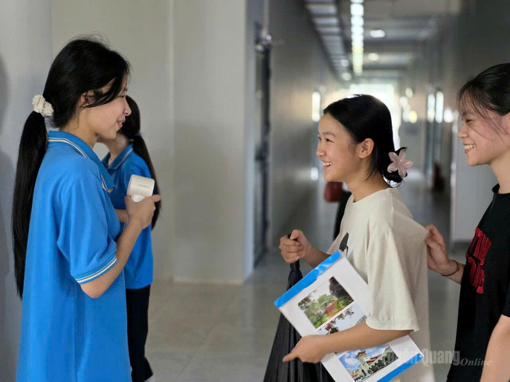 Lực lượng tình nguyện viên Trường THPT Chuyên Tuyên Quang động viên, hướng dẫn thí sinh tham dự kỳ thi.
