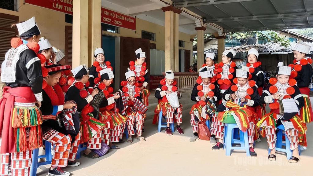 Các thành viên  Câu lạc bộ thêu thổ cẩm  thôn Thôm Luông  cùng nhau thêu, trao đổi  kinh nghiệm gìn giữ  nghề truyền thống.