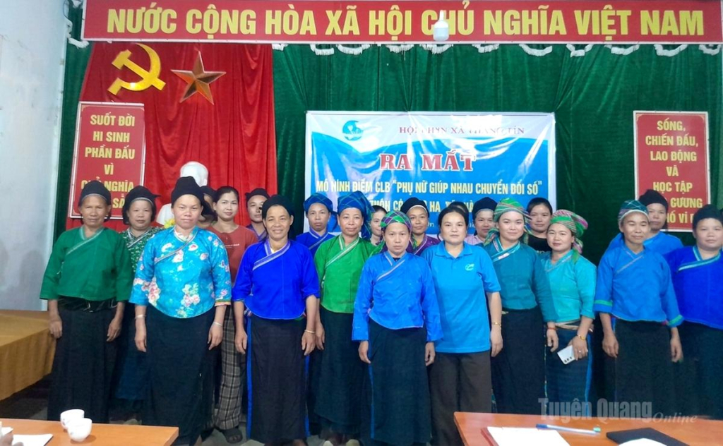 Phụ nữ Nùng xã Thàng Tín tham gia câu lạc bộ giúp nhau chuyển đổi số.