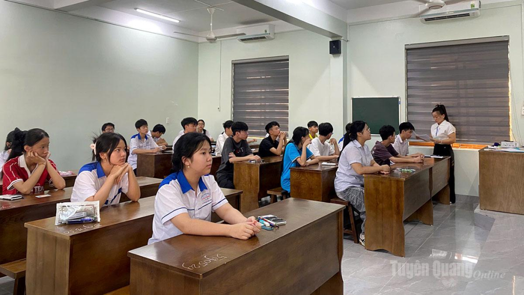 Các thí sinh dự thi vào lớp 10, Trường THPT Chuyên Hà Giang.