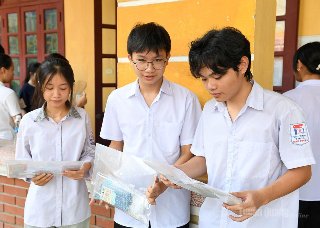 Các thí sinh thi vào lớp 10, Trường THPT Tân Trào, phường Minh Xuân kiểm tra đồ dùng, vật dụng được mang vào phòng thi.