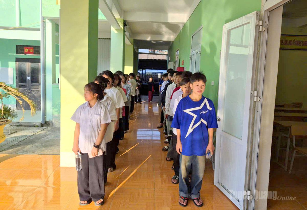 Thí sinh xếp hàng chờ gọi vào phòng thi tại điểm thi Trường THPT Mèo Vạc.