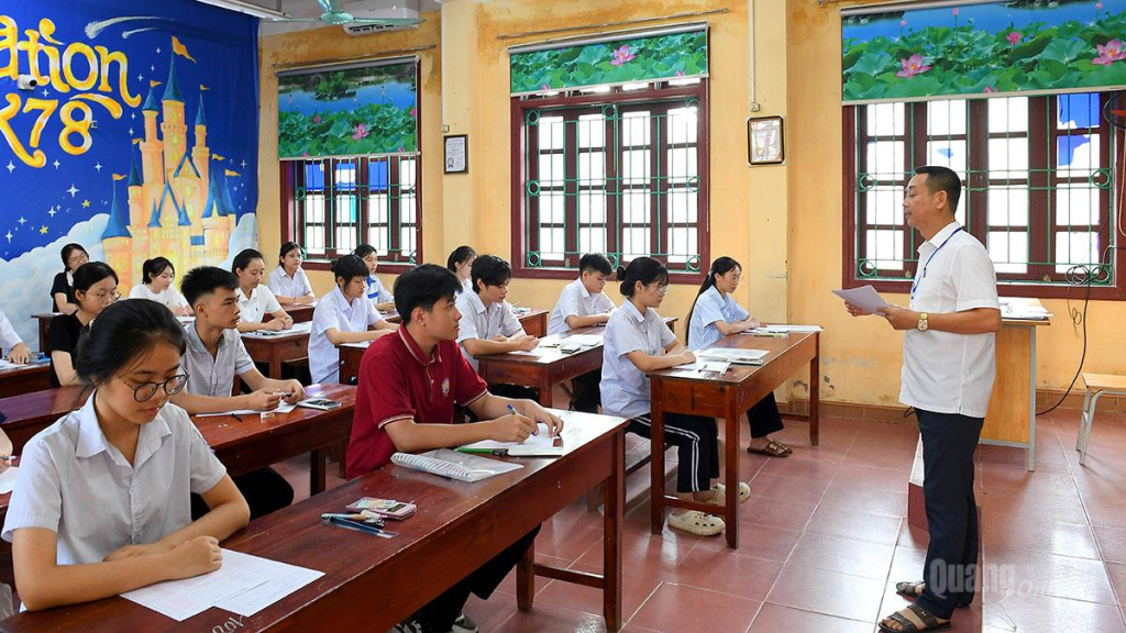 Giám thị phổ biến quy chế thi đến các thí sinh.