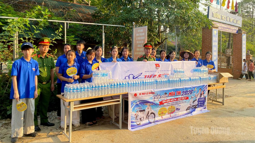 Các lực lượng chức năng, tình nguyện viên có mặt làm nhiệm vụ và tham gia Tiếp sức mùa thi tại điểm thi Trường THCS và THPT Hà Lang, xã Trung Hà.