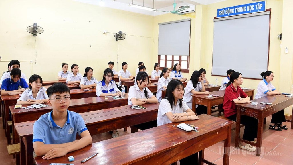 Các thí sinh dự thi vào lớp 10 Trường THPT Tân Trào, phường Minh Xuân.