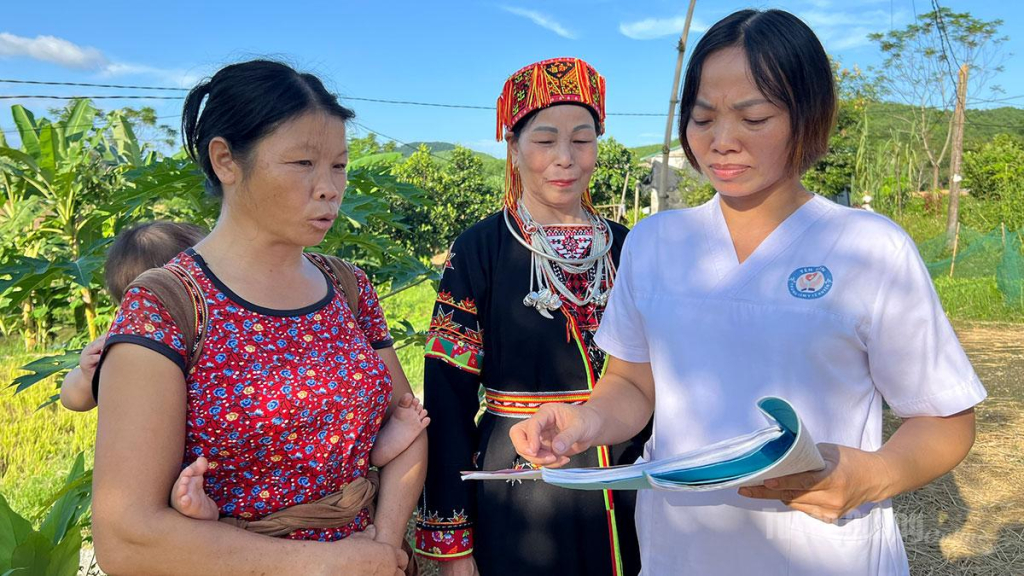 Cán bộ Trạm y tế xã Yên Sơn tuyên truyền dự phòng lây truyền HIV từ mẹ sang con đến từng hộ dân.