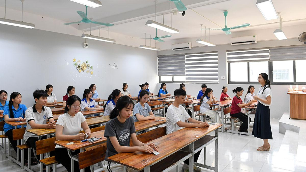 Các thí sinh dự thi vào lớp 10 Trường THPT Chuyên Tuyên Quang.