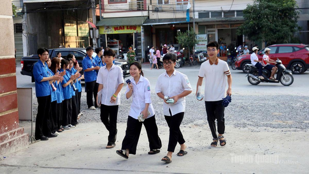 Thí sinh dự thi vào lớp 10 Trường THPT Chuyên Hà Giang đến điểm thi.
