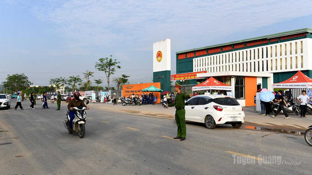 Lực lượng chức năng làm nhiệm vụ phân luồng giao thông tại khu vực ngoài điểm thi Trường THPT Chuyên Tuyên Quang.