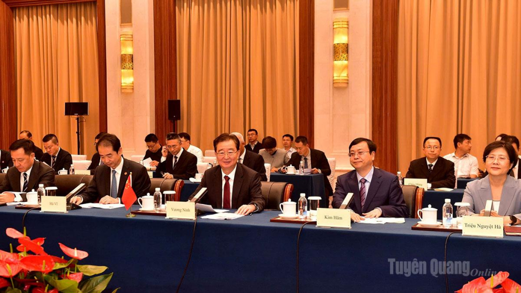 Bí thư Tỉnh uỷ Vân Nam Vương Ninh bày tỏ niềm vui mừng được đón tiếp đoàn đại biểu các tỉnh của Việt Nam.