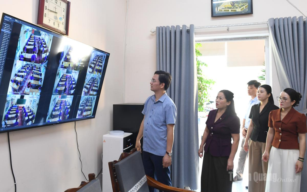 Đồng chí Vũ Đình Hưng, Ủy viên BCH Đảng bộ tỉnh, Giám đốc Sở Giáo dục và Đào tạo, Phó Chủ tịch Thường trực Ban Chỉ đạo cấp tỉnh Kỳ thi tốt nghiệp THPT năm 2026 kiểm tra cơ sở vật chất chuẩn bị cho kỳ thi tại Trường THPT Tân Trào, phường Minh Xuân.