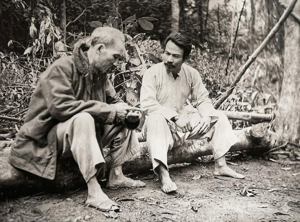 Chủ tịch Hồ Chí Minh và Hoàng thân Xuphanuvông tại Tuyên Quang. ảnh tư liệu.