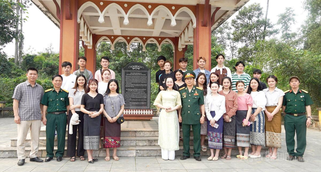 JMột đoàn cán bộ Cộng hòa dân chủ nhân dân Lào thăm di tích lịch sử tại TDP Làng Ngòi, phường Mỹ Lâm.
