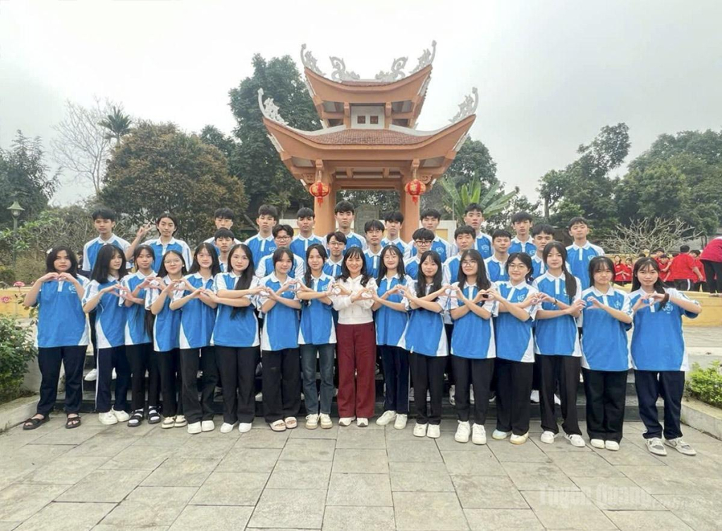 Học sinh Trường PT Dân tộc Nội trú THPT Tỉnh Tuyên Quang thăm di tích Cách mạng Lào tại TDP Làng Ngòi.