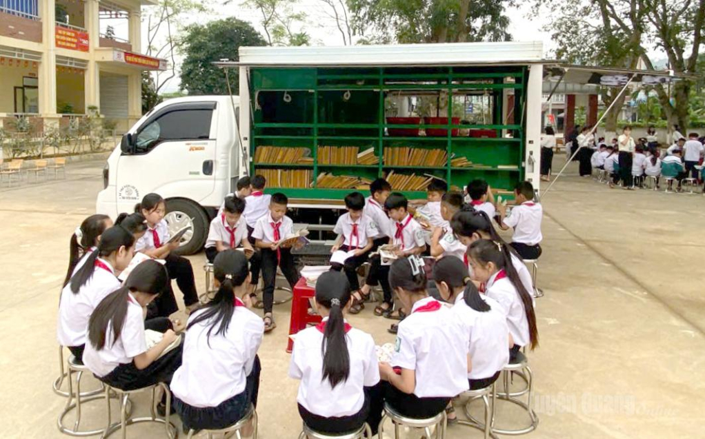 Học sinh Trường Tiểu học Phú Lâm, phường Mỹ Lâm thích thú đọc những trang sách văn học thiếu nhi từ chuyến xe Thư viện lưu động.