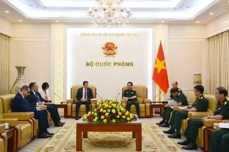 Deputy Prime Minister and Minister of National Defence General Phan Van Giang (R) receives Algerian Ambassador Azeddine Bechka (Photo: baochinhphu.vn)