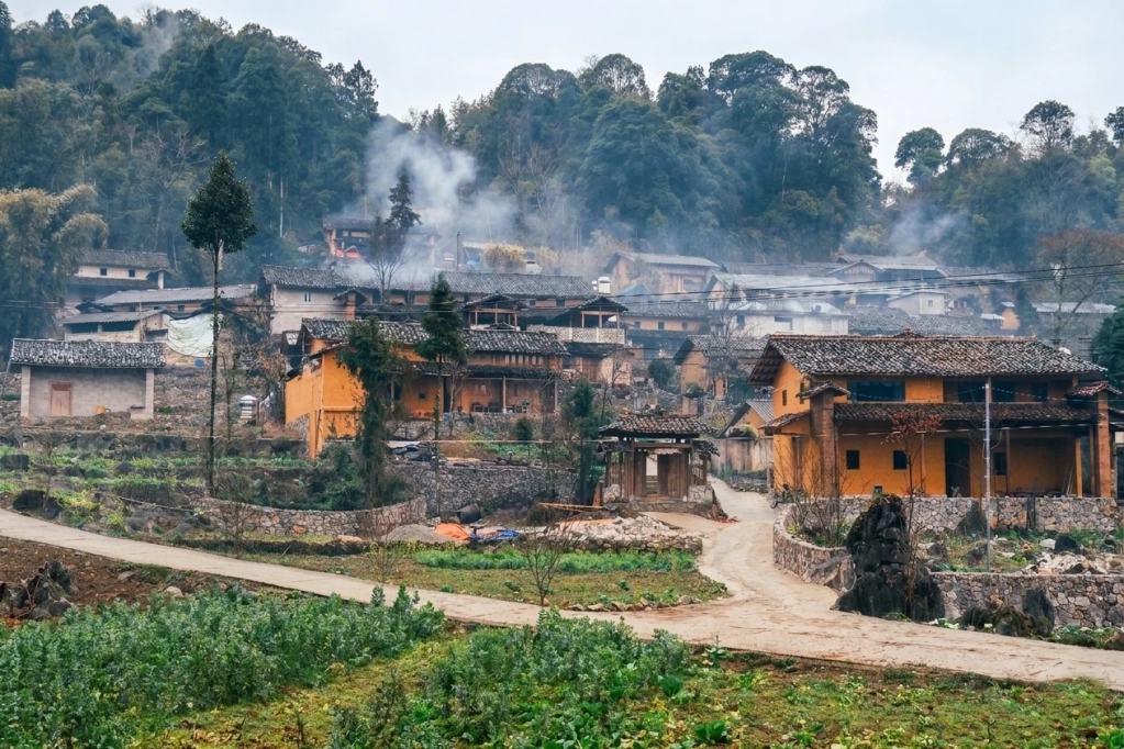 Lao Xa Village in Sa Phin Commune is peaceful and contemplative, with earthen houses preserved almost intact.