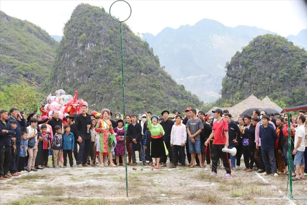The traditional “con” throwing game remains a distinctive folk cultural activity at the Khau Vai Love Market festival.