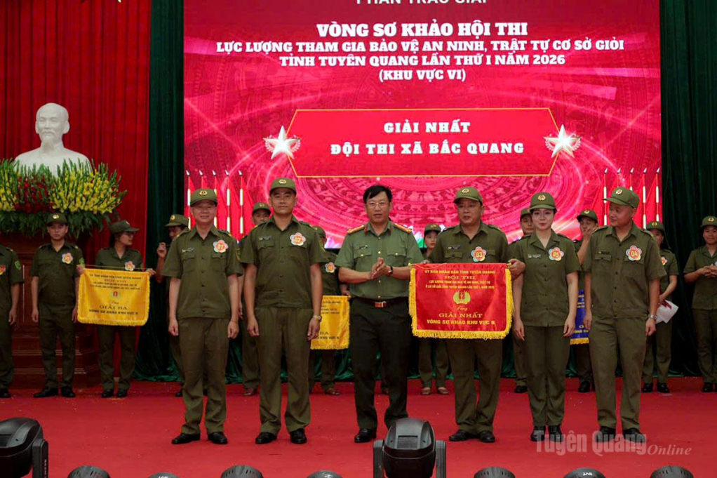 Đại tá Lục Thế Hưng, Trưởng Ban tổ chức Hội thi trao giải Nhất cho đội thi xã Bắc Quang.