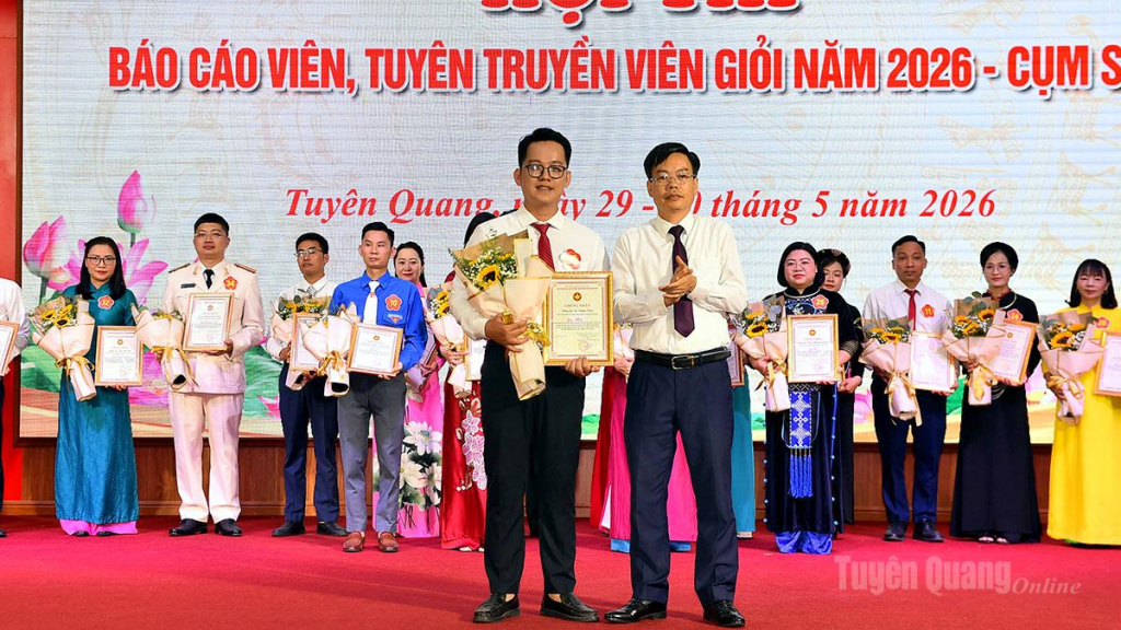 Đồng chí Nguyễn Lam Sơn, Phó Trưởng ban Thường trực Ban Tuyên giáo và Dân vận Tỉnh ủy  trao giải Nhất cho thí sinh Vũ Vương Tuân.