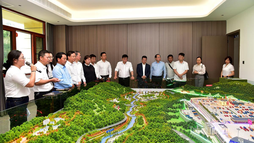 Bí thư Tỉnh ủy Hầu A Lềnh và Đoàn công tác của tỉnh khảo sát quy hoạch và xây dựng khu vực cửa khẩu Thiên Bảo.