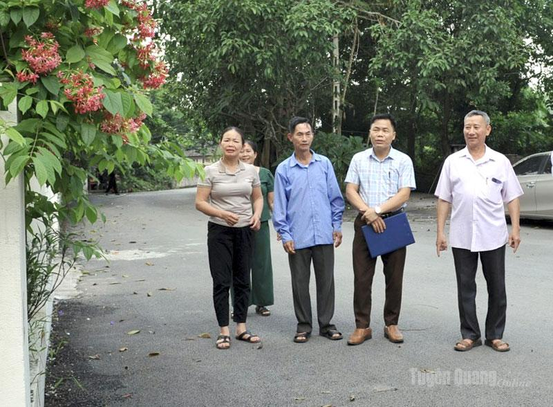 Đảng viên thôn Thác Nóng, xã Sơn Thủy kiểm tra tình hình vệ sinh môi trường ở khu dân cư.