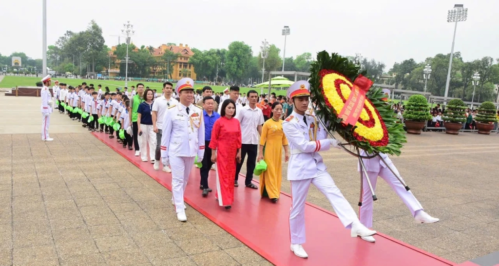 Các thầy cô giáo và học sinh trường Phổ thông Dân tộc nội trú Tiểu học và THCS Quý Quân tổ chức các hoạt động về nguồn thăm Lăng Chủ tịch Hồ Chí Minh.
