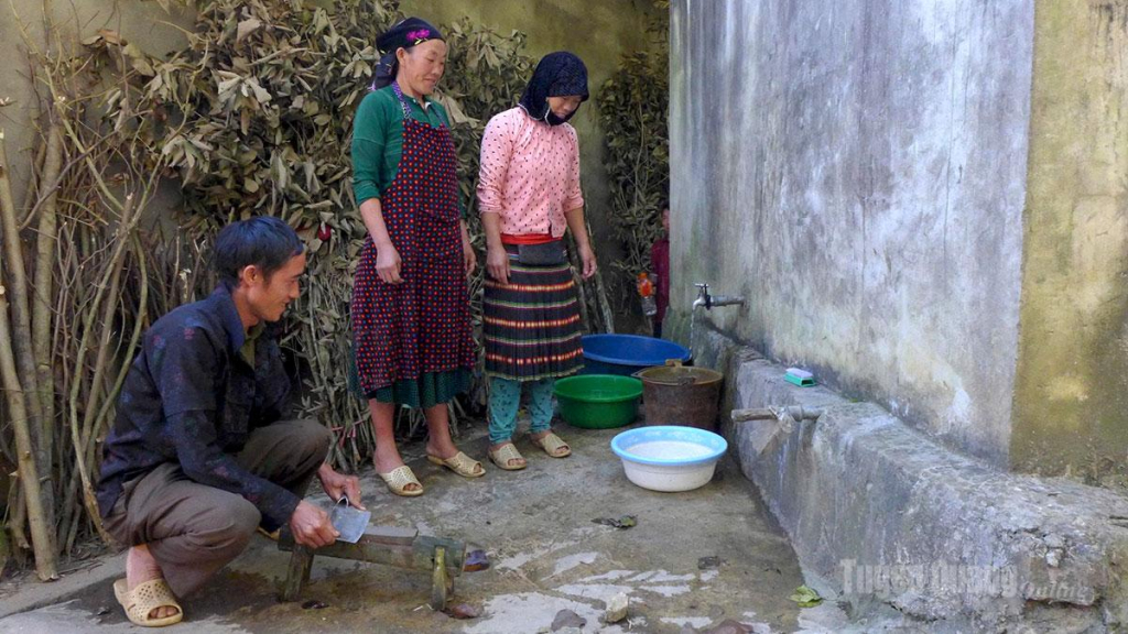 Người dân thôn Ngài Trồ, xã Lũng Cú dùng nước sạch trong sinh hoạt hằng ngày. 
