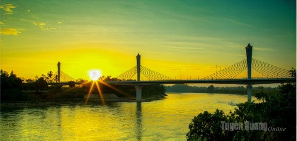 Vẻ đẹp bình yên lúc bình minh của dòng Lô Giang.