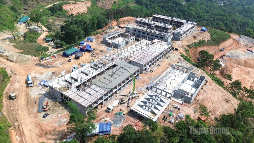 Dự án Trường tiểu học, THCS nội trú Pà Vầy Sủ đang được nhà thầu đẩy nhanh tiến độ thi công.