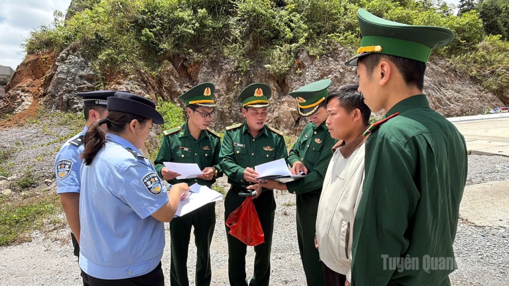 Đồn Biên phòng Sơn Vĩ tiến hành các thủ tục trao trả công dân nhập cảnh trái phép vào Việt Nam cho lực lượng chức năng Trung Quốc.