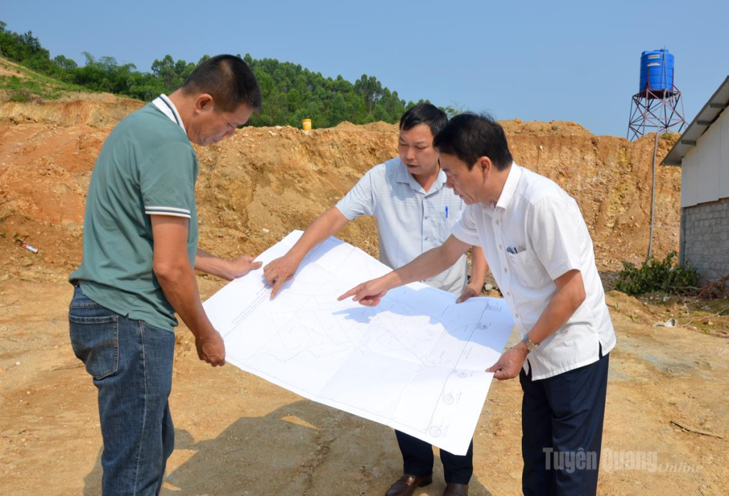 Lãnh đạo Sở Công Thương kiểm tra khó khăn vướng mắc tại cụm công nghiệp Ninh Lai-Thiện Kế, xã Sơn Thủy.