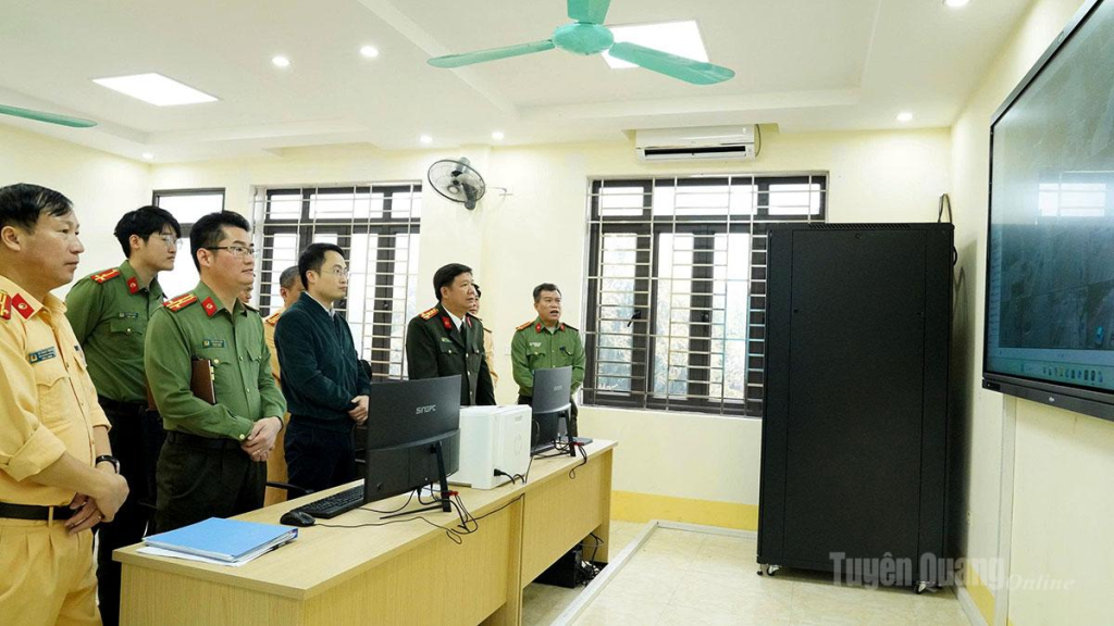 Công an tỉnh Tuyên Quang tăng cường, phát huy hiệu quả hệ thống camera giám sát phát hiện vi phạm. 