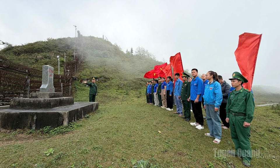 Tạc h&igrave;nh Tổ quốc nơi bi&ecirc;n cương