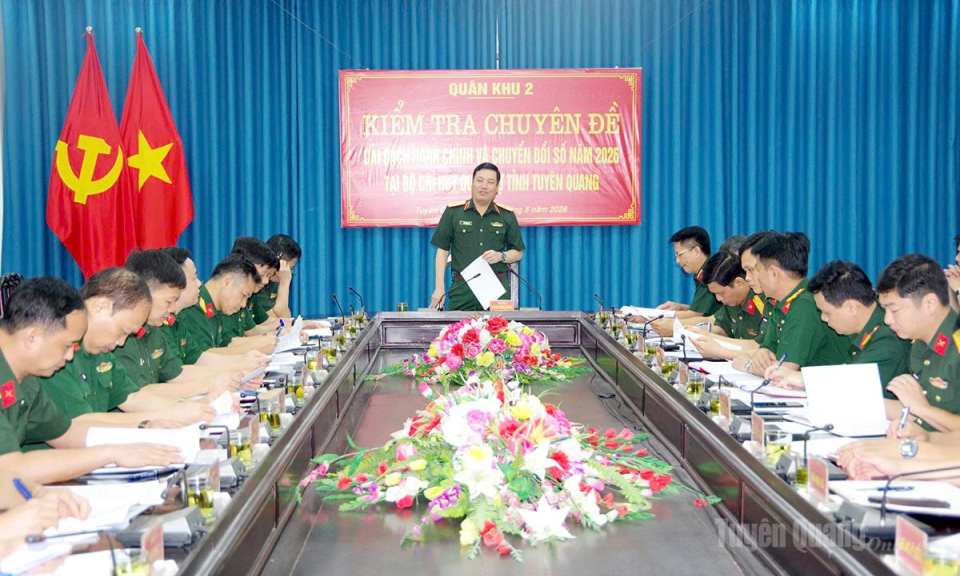Qu&acirc;n khu 2 kiểm tra cải c&aacute;ch h&agrave;nh ch&iacute;nh v&agrave; chuyển đổi số tại Bộ CHQS tỉnh