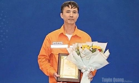 Tận t&acirc;m với nhiệm vụ vận h&agrave;nh lưới điện