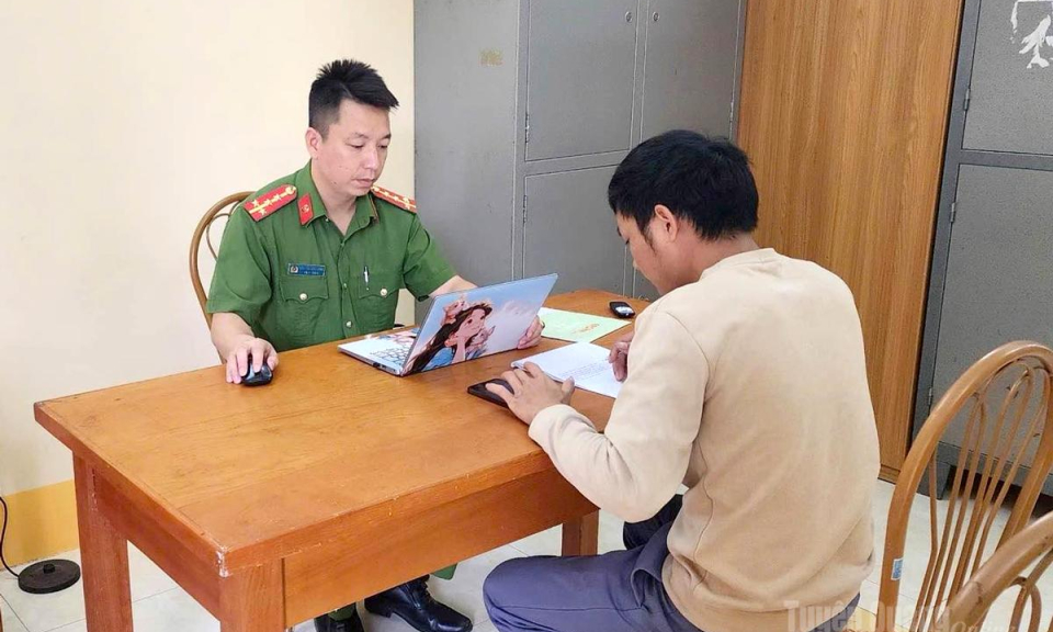 C&ocirc;ng an x&atilde; Y&ecirc;n Minh l&agrave;m việc với trường hợp &ldquo;b&aacute;o chốt&rdquo; tr&ecirc;n Facebook