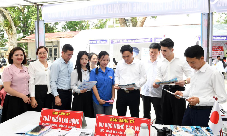 Ng&agrave;y hội việc l&agrave;m kết nối doanh nghiệp với sinh vi&ecirc;n v&agrave; người lao động