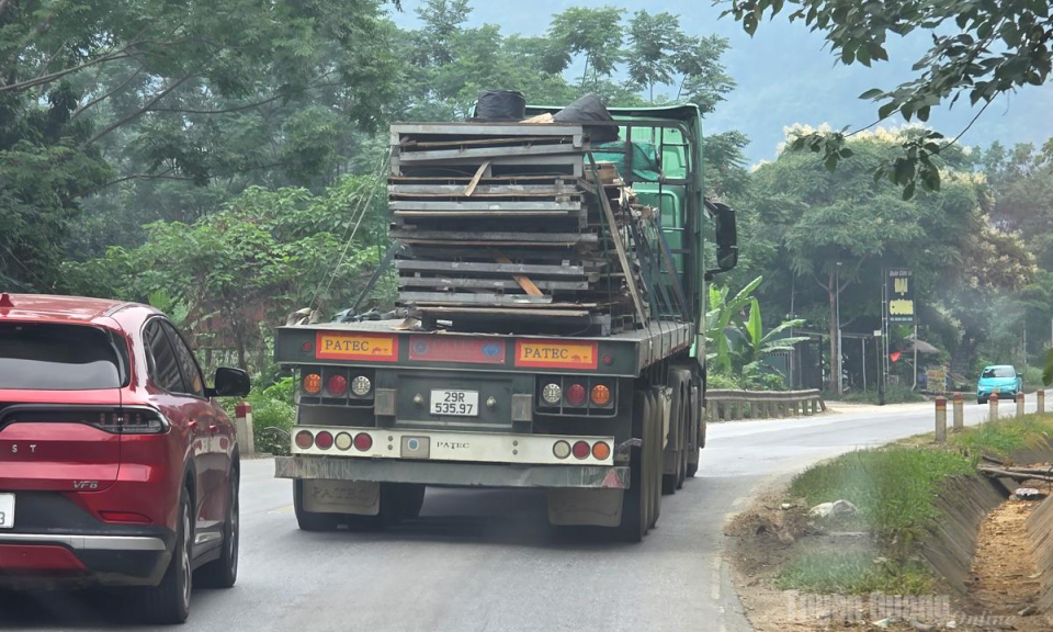 Ti&ecirc;̀m ẩn nguy cơ TNGT do kh&ocirc;ng chằng buộc h&agrave;ng h&oacute;a khi vận chuyển